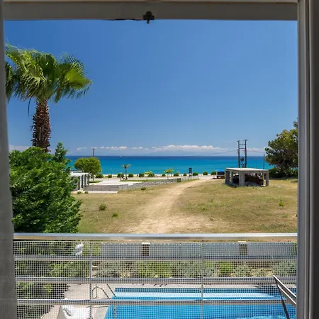 Beachfront Alexandra Vila *