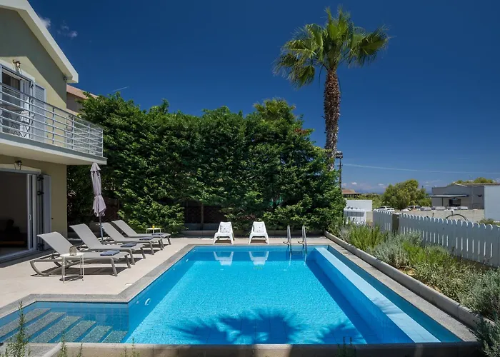 Beachfront Alexandra Villa *