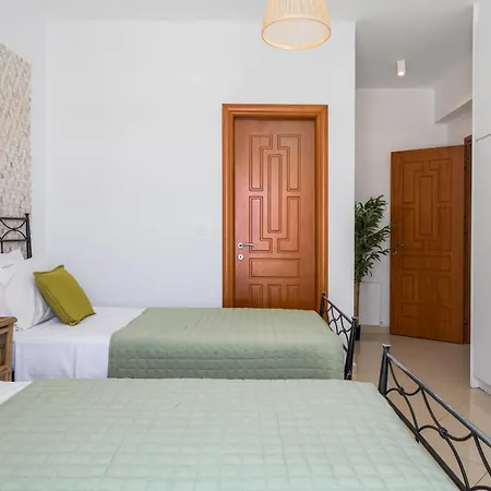 Beachfront Alexandra Villa *